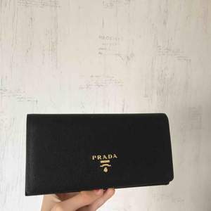Jätte snygg och praktisk fake Prada plånbok