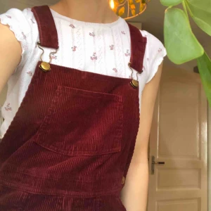  - Vintage hängselbyxa i manchester-tyg. Köpt på Humana i Malmö. Passar strl 32 & 34. FRAKT INKLUDERAT I PRISET.