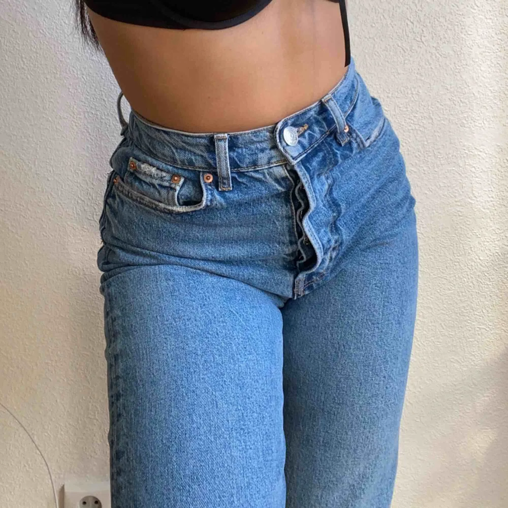 Perfect Jeans från Gina Tricot. Strl 34 vilket motsvarar strl XS. Högmidjade jeans med passform som mom jean. Raka byxben. Frakt tillkommer på 79kr❤️. Jeans & Byxor.