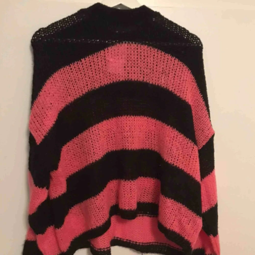 En tunn stickad tröja från The Ragged Priest. Randig svart och shock rosa, super söt oversize fit! Möts i Sthlm, annars står köpare för frakt💖. Tröjor & Koftor.