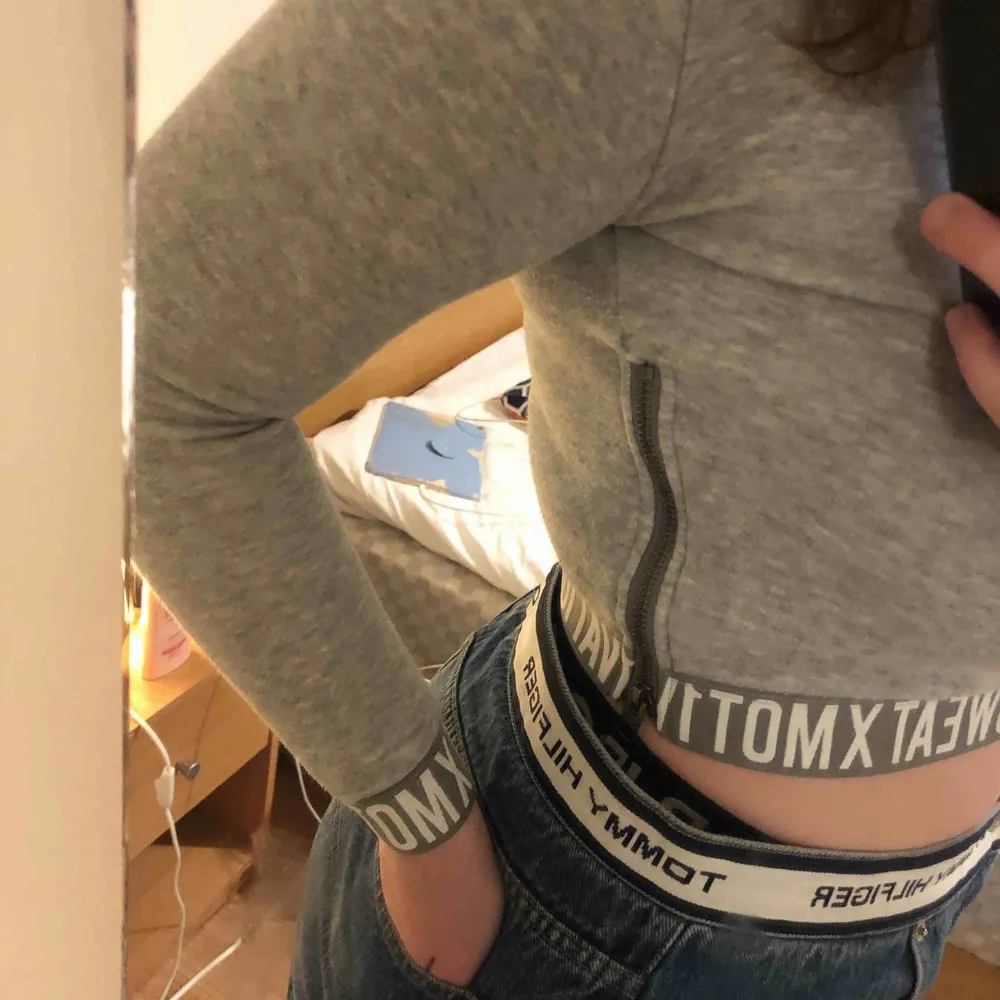 Tröja från H&M.  Cirka 4 år gammal.  Säljer den eftersom den är tyvärr för liten för mig :(. Den har en dragkedja vid sidan av midjan.. Tröjor & Koftor.