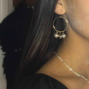  - guldiga örhängen med tre pärlor i, kommer tyvärr inte till användning🥺💛