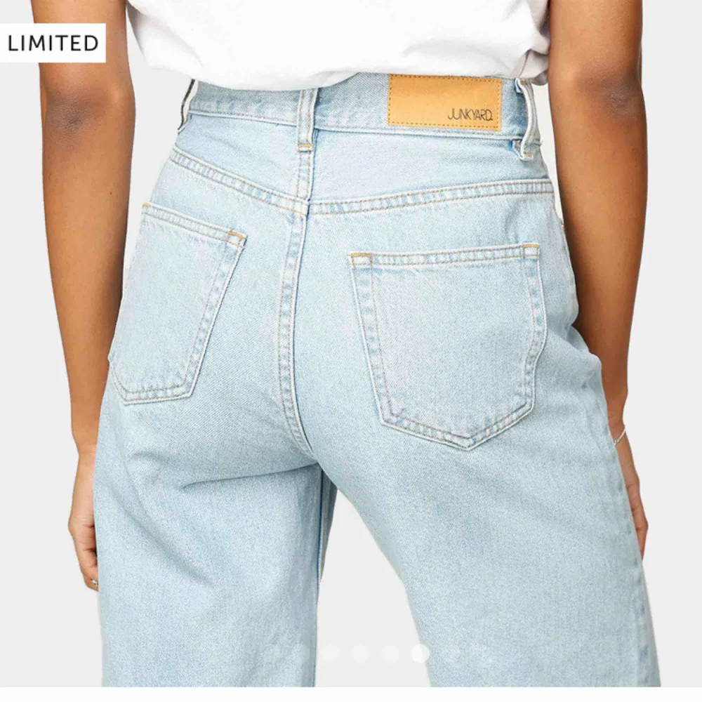 Jätte fina junkyard jeans som är ganska nya, nypris när jag köpte dom var 600 kr, säljer pga att dom är lite för stora för mig. Liten slitning längst ner för dom e långa på mig o släpat i marken, annars bra skick. Jeans & Byxor.