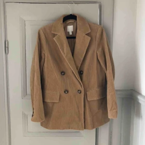  - Kavaj i Manchester från HM. Oanvänd 