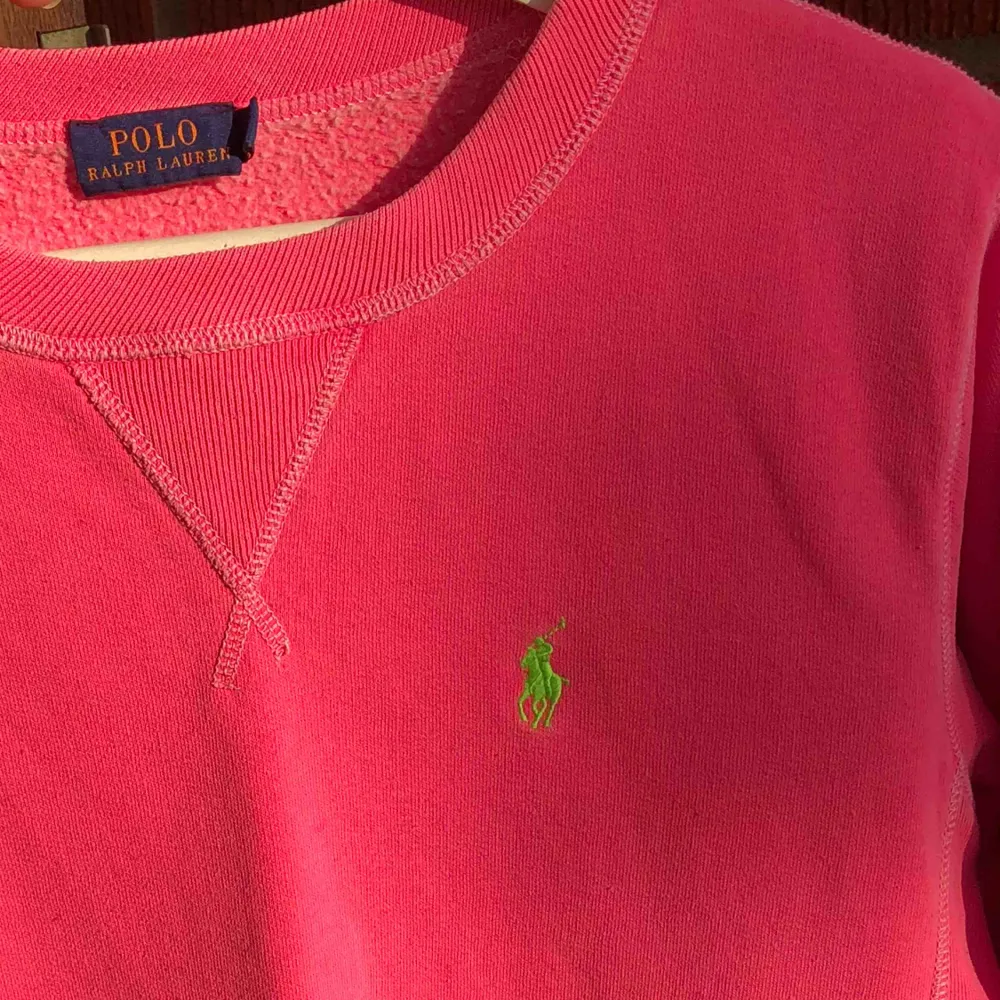 Supercool neonfärgad sweatshirt från Ralph Lauren, använd några gånger men bra skick!! . Tröjor & Koftor.