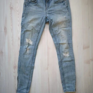 Kristen jeans - Kristen jeans med slitningar och dragkedja längst ner 