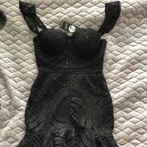  - En svart spets fest klänning helt oanvänd, prislapp kvar.