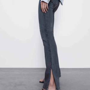 Säljer mina superpopulära gråa jeans från Zara Storlek 36, aldrig använda pga av fel storlek💕