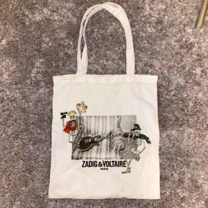  - Jättefin tygpåse. Använd därav små fläckar, men går med största sannolikhet bort med Vanish eller liknande medel! Frakt är inkluderat i priset 🤍