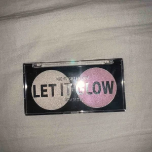  - En highlighter från H&M. Köpt och använd en gång men fick en bättre highlighter i min glossybox så nu säljer jag denna. Jätte fin och ger svagt men fint glitter. Kan mötas upp annars står köparen för frakt💕