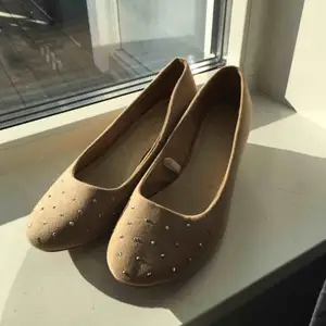 Fina skor i mockaimitation med små stenar på. Använda 1 gång på en skolavslutning.💕 Frakten på 79 kr är inräknad.