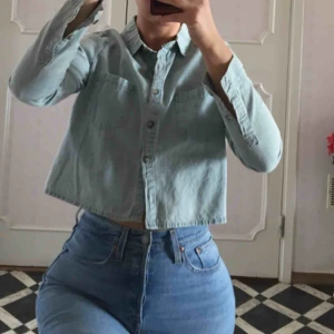  - Super snygg cropped jeans skjorta, knappt använd 💕