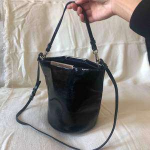 Petite svart lack bucketbag i bra skick!  Upphämtning i Stockholm 