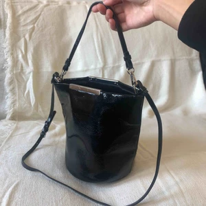  - Petite svart lack bucketbag i bra skick!  Upphämtning i Stockholm 
