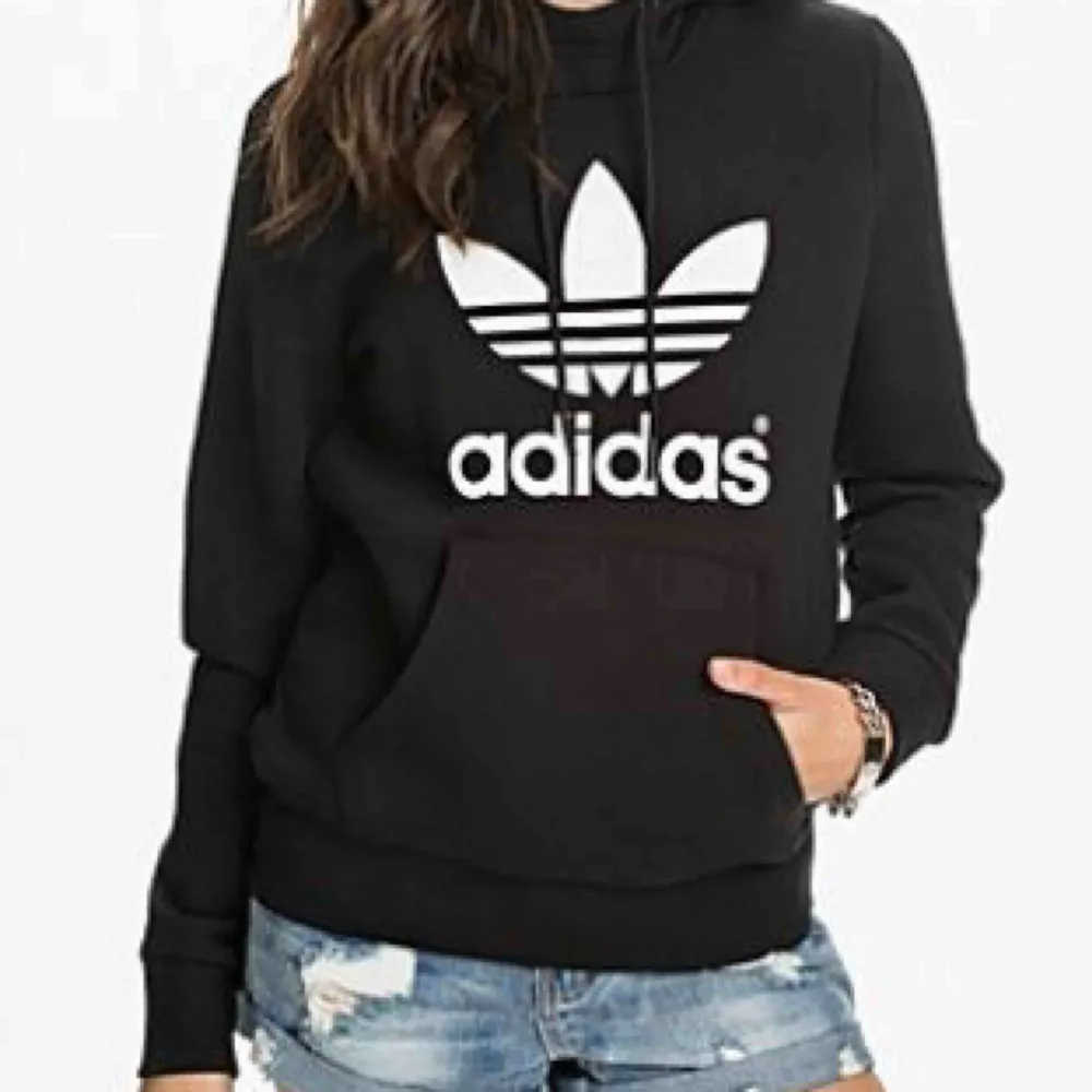 Sportig adidas tröja, har använt ett fåtal gånger men väldigt bra skick. Den är i storlek 164-170. Passar bra  till träning men man kan använda det till vardags också!😊😊. Hoodies.