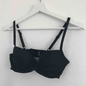  - Väldigt snygg svart BH i storlek 75B med spetsdetaljer och en leopardrosett. Knappt använd och i nyskick. Eventuell frakt tillkommer 💗⚡️