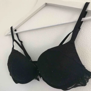  - Supersnygg svart bh i strl 75 B från New Yorker. I princip aldrig använd. Svart spets och lite detaljer, fint skick. Eventuell frakt tillkommer 💗⚡️
