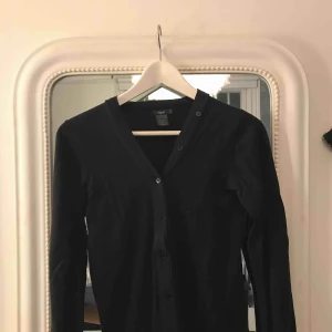  - Svart kofta i bomull från Filippa K