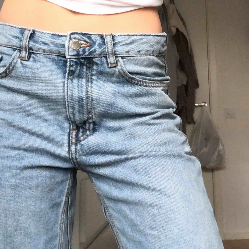 Super trendiga jeans från Mango, finns inte längre att köpa i butik. De har tyvärr aldrig kommit till riktigt användning pga att de är förstora, använda någon enstaka gång! Storlek 36. Jeans & Byxor.
