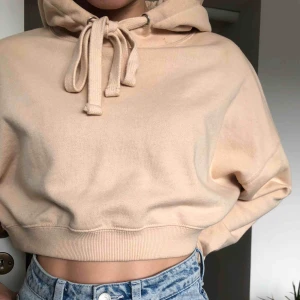 - Snygg cropped hoodie som passar till allt🥰
