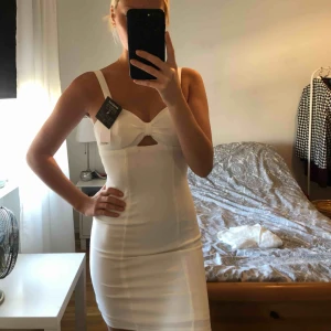  - Vit klänning från Nelly. Perfekt till studenten. Aldrig använd. Lapparna sitter kvar. Strl XS 