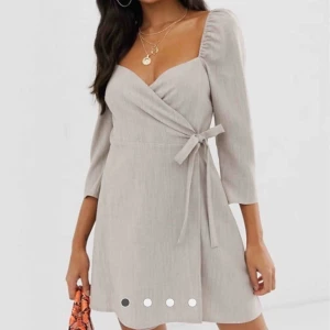  - Jätte fin klänning från Asos som aldrig är använd ✨ Katt finns i hemmet 🐈  Köparen betalar frakt 📮