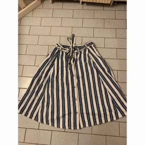  - Jätte fin kjol ifrån Monki använd bara 1 gång, den har fickor också ✨  Katt finns i hemmet 🐈  Köparen betalar frakt 📮