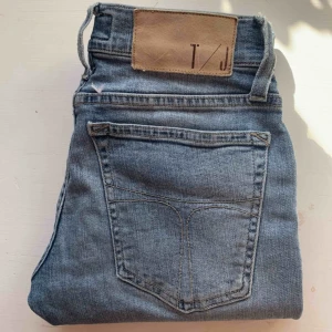 Jeans - Hej! Säljer ett par sjukt snygga tiger of sweden jeans🤪🤩 storlek 25/30 ⭐️☀️ Köptes för över 1000 kr och säljer för 275kr och ingen frakt 📦😃 
