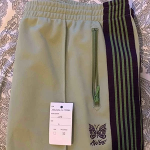  -  Needles X Awge byxor köpta på Plug me Please!✨