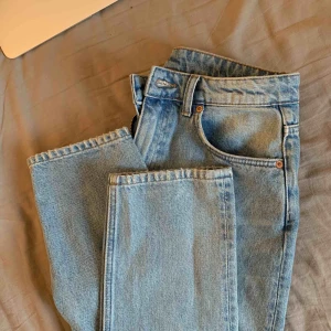  - Snygga jeans från weekday som tyvärr är för små för mig. Frakt ingår ej
