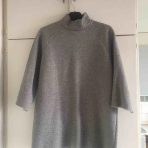 - Super snygg oversized grå tröja, nyskick!  Tröjan är ganska lång och stor i storleken. 