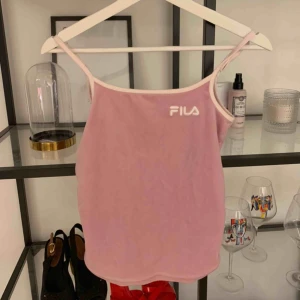  - Fila linne inköpt i New York, knappt använt så i bra skick. Linnet är i sammet tyg. FRAKT INGÅR INTE