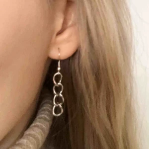  - Handgjorda silvriga örhängen gjorda av mig. Kan göra fler vid intresse. Köparen står för eventuell frakt ❤️