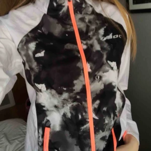  - skitsnygg oanvänd träningsjacka, bekväm och med fickor