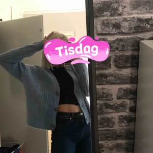  - säljer denna ursnygga ”koftan” från zara, sjukt snygg färg 🦋🐍🧩knappt använd o köptes nyligen 