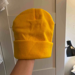  - Gul mössa från Nelly as ball aldrig använd! 