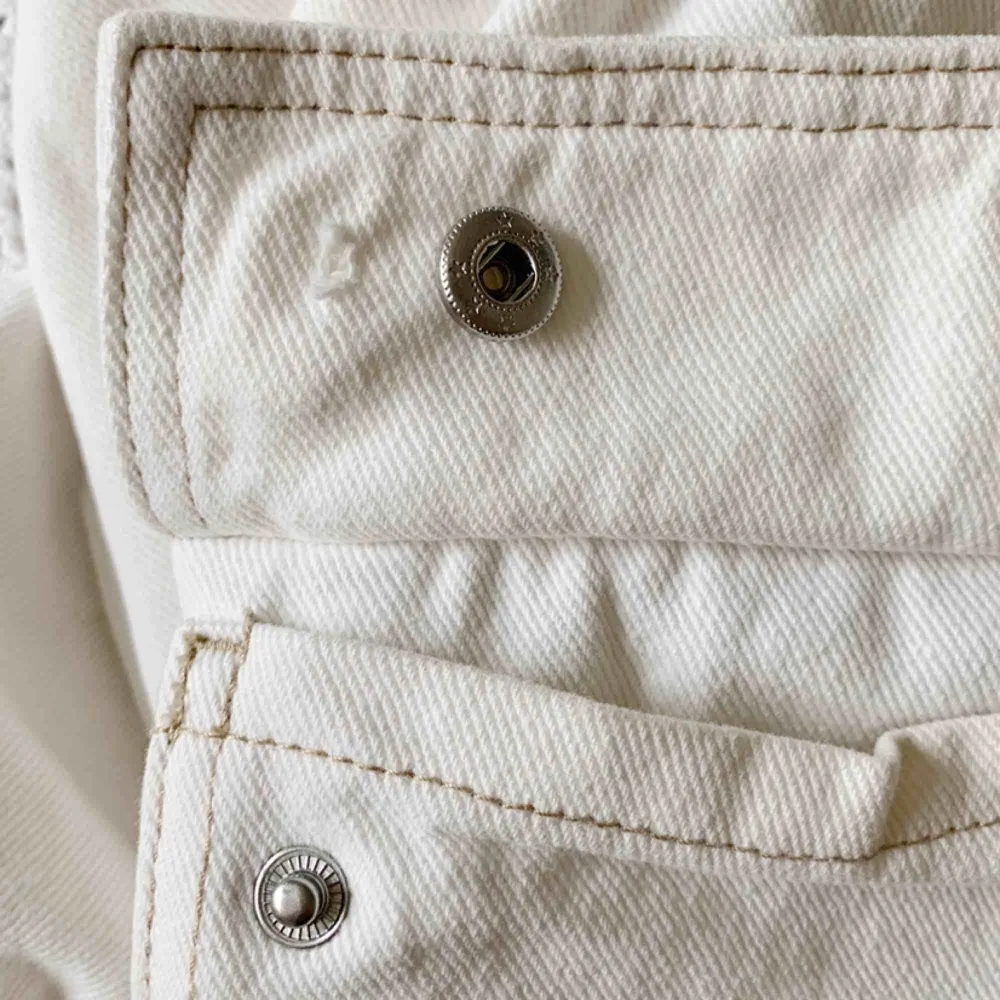 Jacka från Pull & Bear som endast är använd ett fåtal gånger. En knapp vid nedre fickan har lossnat men inget man ser eller märker av (se sista bild)   . Jackor.