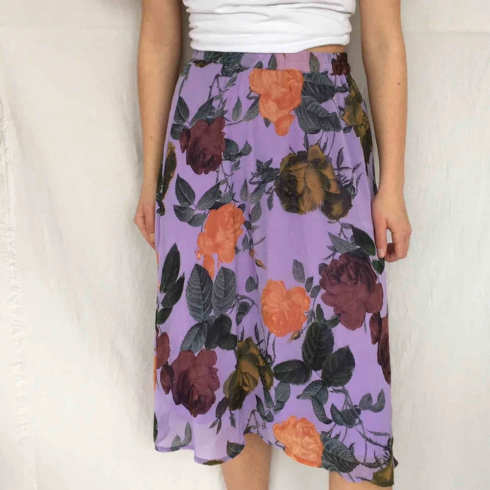Flowig lila kjol från Ichi, köpt för 500kr så bra kvalitet! Frakt tillkommer på 45kr<3. Kjolar.