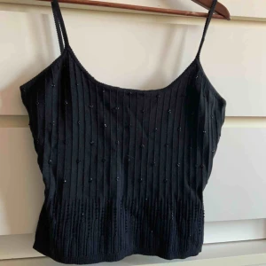  - Supersnyggt ribbat linne med pärldetaljer 🌟 Står strl L men skulle säga att den är mer som M. Beror på hur du vill att den ska sitta, jag har själv strl S-M. Fin kvalitet bomull/viskos 