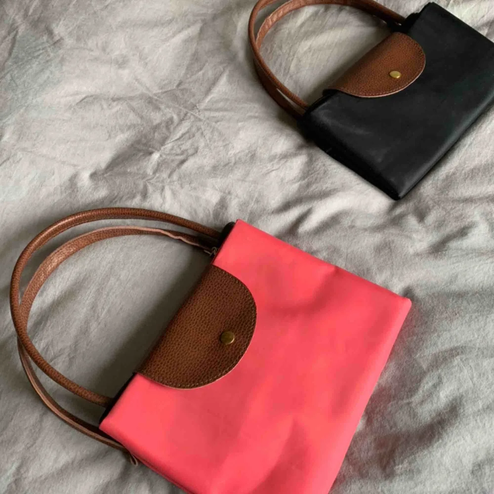 Longchamp inspirerade väskor . rosa L & svart M 60 kr för den stora 50 kr för den lilla. . Väskor.