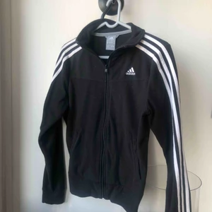  - Adidas tröja! Fint skick. Flismaterial