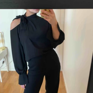  - Superfin svart blus med cut out vid axeln ursprungligen från Gina Tricot. Använd endast ett fåtal gången, superbra skick. 