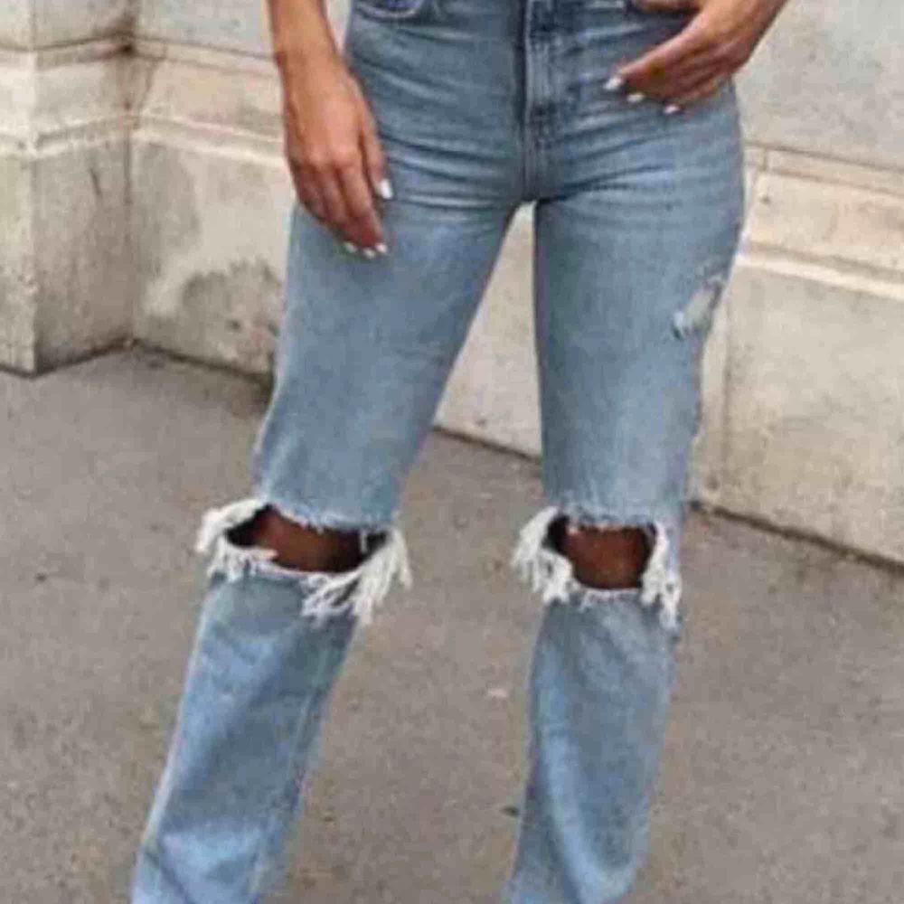 SÖKES Söker de här zara jeansen, eller jeans i liknande färg och modell i strl 36, hör av er💖. Jeans & Byxor.