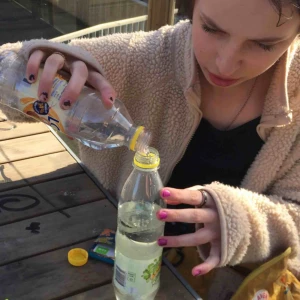  - Jättefin créme färgad fleece ifrån monki, tror den har ett litet fimpmärke någonstans men kan skicka mer bilder om det önskas!:) jättefin nu till våren och sommaren💞