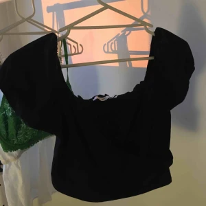  - Suuuuperfin omlott-topp från NAKD, väldigt smickrande Endast använd ca 2 gånger Frakt tillkommer💚