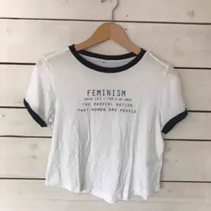 FEMINISM CROP TOP Vit t-shirt med svart text, strl M