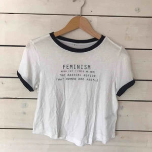  - FEMINISM CROP TOP Vit t-shirt med svart text, strl M