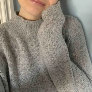  - Världen mysigaste tröja, välanvänd men ack så bra och fin! Säljer pga överflöd av mysisar. Frakt tillkommer, kan mötas i Göteborg.