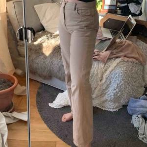  - Riktgt snygga beige/bruna jeans från monki. Är dessutom ganska långa inte speciellt använda😊💕