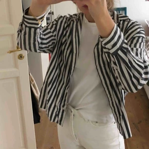  - Svart-vit Randig skjorta från weekday.